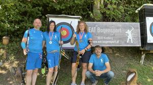 Der EAT Bogensport gewann bei den Staatsmeisterschaften in Luftenberg zwei Medaillen: Anita Schäffer (2. v. l.) Silber, Anja Froihofer (3. v. l.) Bronze