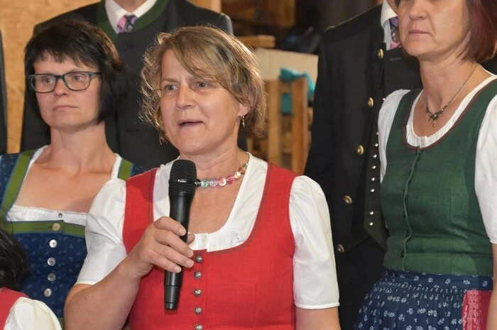 Im Gesangverein Oberwölz ist es schon lange Tradition, am Ende der Probenarbeit im Frühjahr zum „Singen am Bauernhof“ einzuladen. Dieses Jahr wurde der Bauernhof der Familie Miedl auserkoren, Bernhard und Elisabeth sind aktive Mitglieder im Chor.