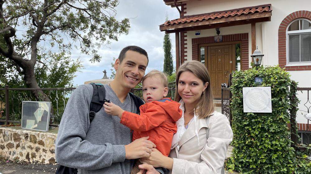 Ukrainisch-russische Familie: Pawel, Viktoria und Andrej vor der Kirche