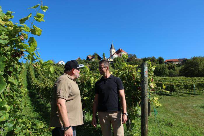 Der Weinhof liegt im idyllischen Örtchen St. Anna am Aigen, wo das Terroir von viel Sonne, mineralischen Böden und einem einzigartigen Mikroklima geprägt ist. 