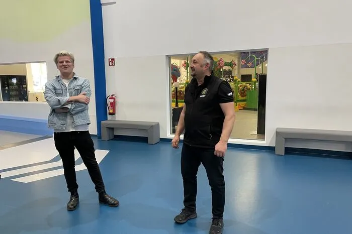 Hausherr Kurt Moser führte Thorsteinn Einarsson durch die "Playworld".