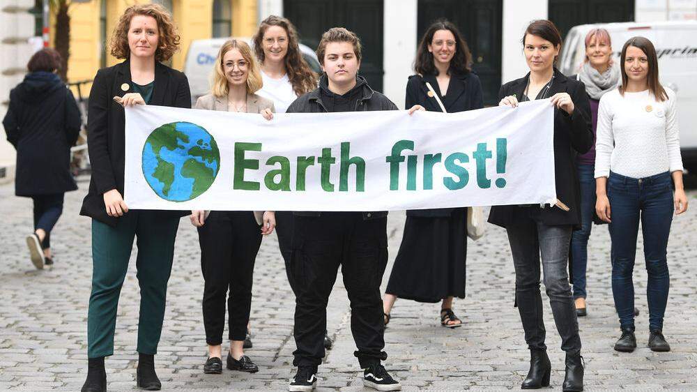 Katharina Rogenhofer (links) mit Klimaschützern