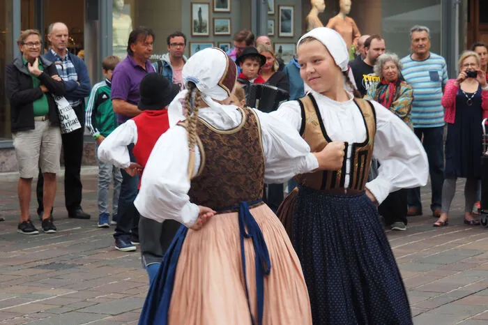 Freitagvormittag gleich nach dem Regenguss tanzten Kinder und Jugendliche aus sieben Nationen auf dem Alten Platz. Heuer sind auch Moldawier dabei. Für sie werden Spenden gesammelt. Für 50 Euro kann man zum Beispiel eine Ziege spenden.