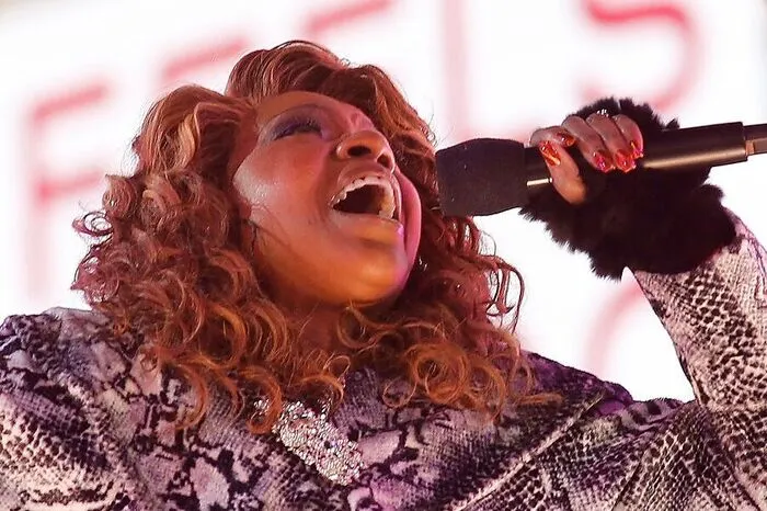 Trotz allem durften die New Yorker Silvester-Traditionen auch dieses Jahr nicht fehlen: Es regnete Konfetti, und über die Straßen Manhattans schallten die Lieder "Auld Lang Syne" und "New York, New York". Zuvor hatte Gloria Gaynor neben zahlreichen weiteren Stars bei der Show den Klassiker "I Will Survive" gesungen, der für Einige zu einer Art Hymne während der Pandemie wurde.