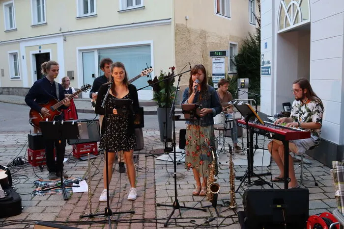 Nach der Einstimmung mit den jungen Musikern der "Dream Catchers", sorgten die "Jukebox Combo" mit ihrem bunten Musikprogramm von Reinhard Fendrich bis zu den Beach Boys für gute Unterhaltung.