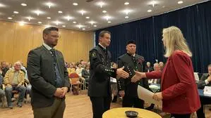 Angelobung von Kienzl durch BH-Stellvertreterin Christiane Werni. Links: der neue zweite Vizebürgermeister Dominik Wildbolz, rechts der erste Vizebürgermeister Helmut Tscharre