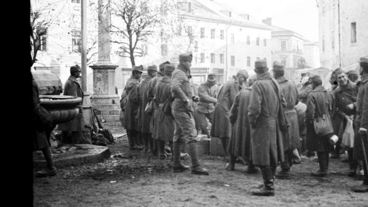 Österreichisch-ungarische Verbände „gestrandet“ zu Kriegsende am Lienzer Johannesplatz, vor der Weiterfahrt Richtung Osten, Stereofotografie, Anfang November 1918