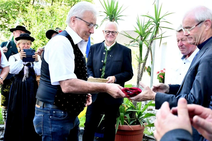 Bürgermeister Stefan Visotschnig bei der Pachtzinsübergabe an den Wiesenbesitzer Monsignore Ivan Olip für den Wiesenmarkt, den es nicht gibt.