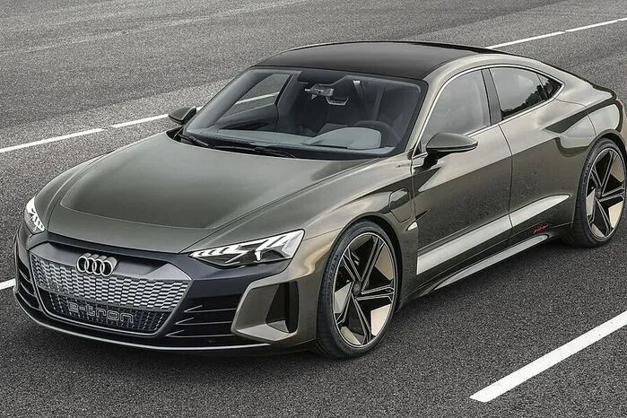 Die Technik dieses Automobils wurde in enger Zusammenarbeit mit Porsche entwickelt. 590 PS Systemleistung liefern die beiden Elektromotoren ab, die an Vorder- und Hinterachse sitzen und folgerichtig als Allradantrieb fungieren.
