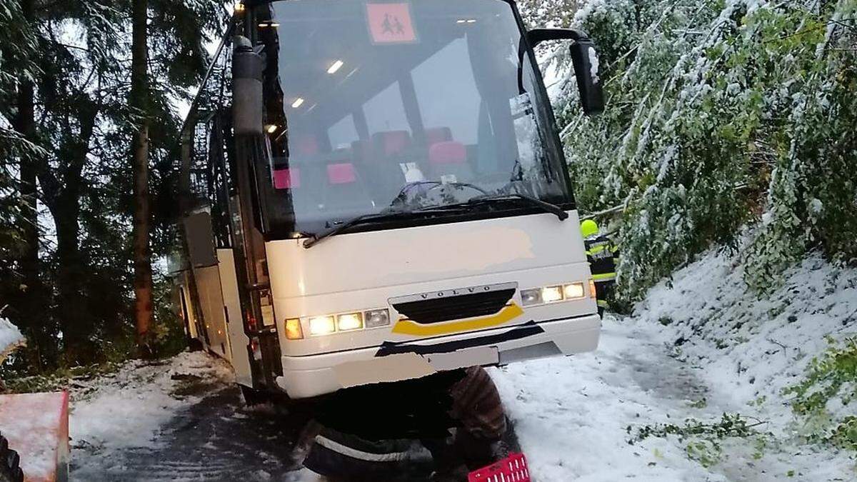 Der Bus wurde mit der Seilwinde geborgen und konnte weiterfahren