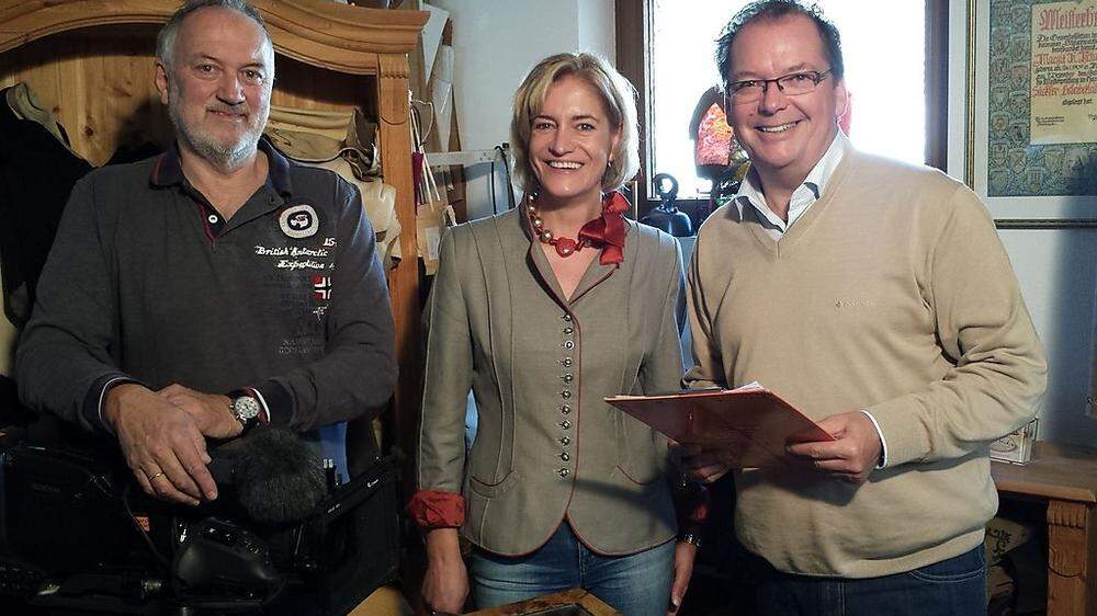 Kameramann Heribert Senegacnik und Arnulf Prasch besuchen Margit Leeb in ihrer Werkstatt