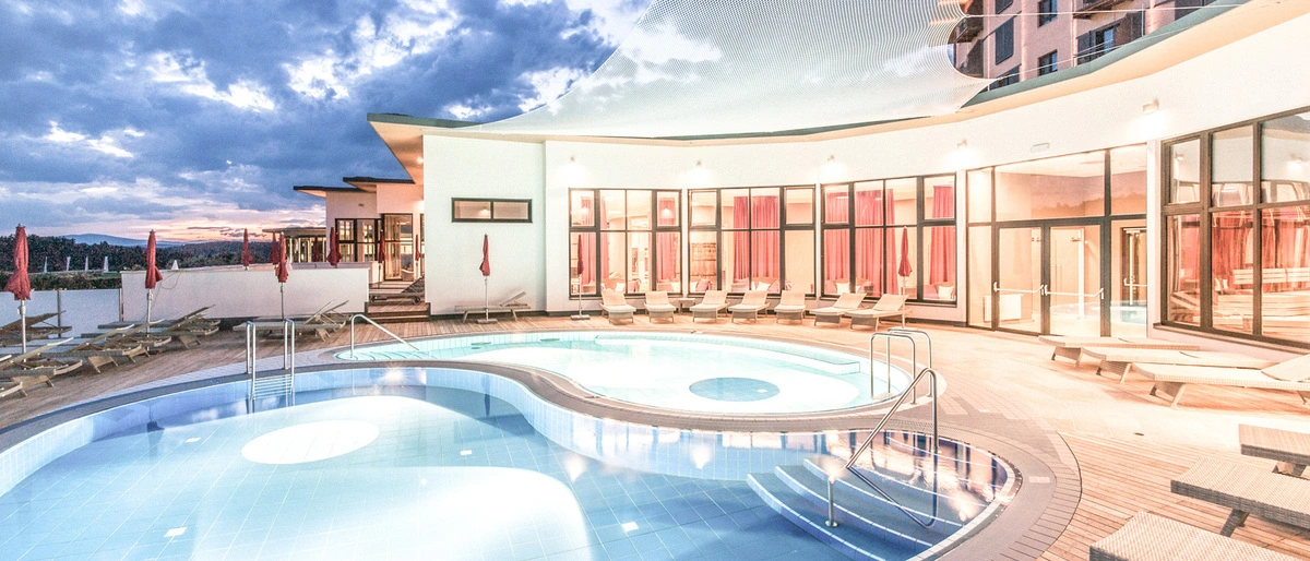 Der Yin Yang Pool mit Panoramablick bezaubert bei Tag und Nacht