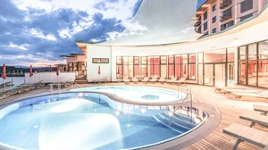 Der Yin Yang Pool mit Panoramablick bezaubert bei Tag und Nacht