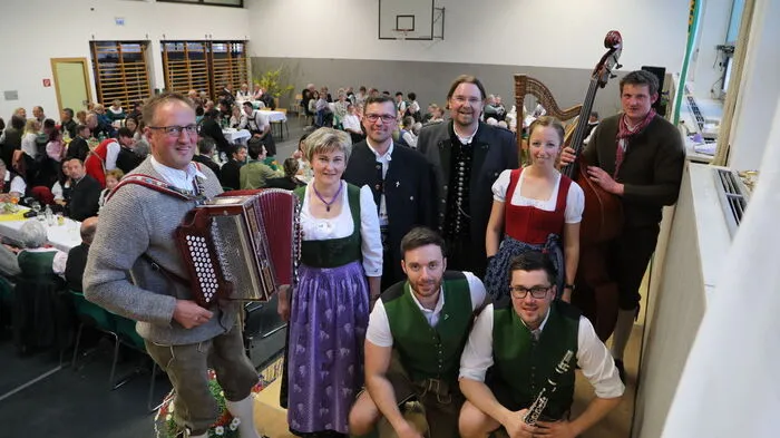 Sänger und Musikanten aus Osttirol und die Ligister Schülcherleitnmusi spielten Sonntag Abend im Festsaal von St. Peter-Freienstein auf. Durch das Programm führt Maximilian Tödtling.