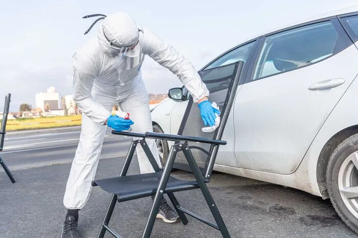 Sogar der Sessel, auf dem die zu Testenden sitzen, wird nach jeder Abstrichabnahme gereinigt