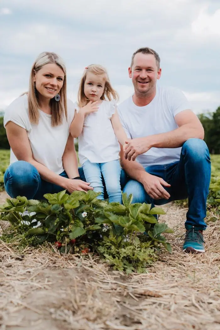 Andrea und Andreas Kürbisch freuen sich über große Nachfrage nach Erdbeeren, jedoch bremst die Trockenheit die Erwartungen
