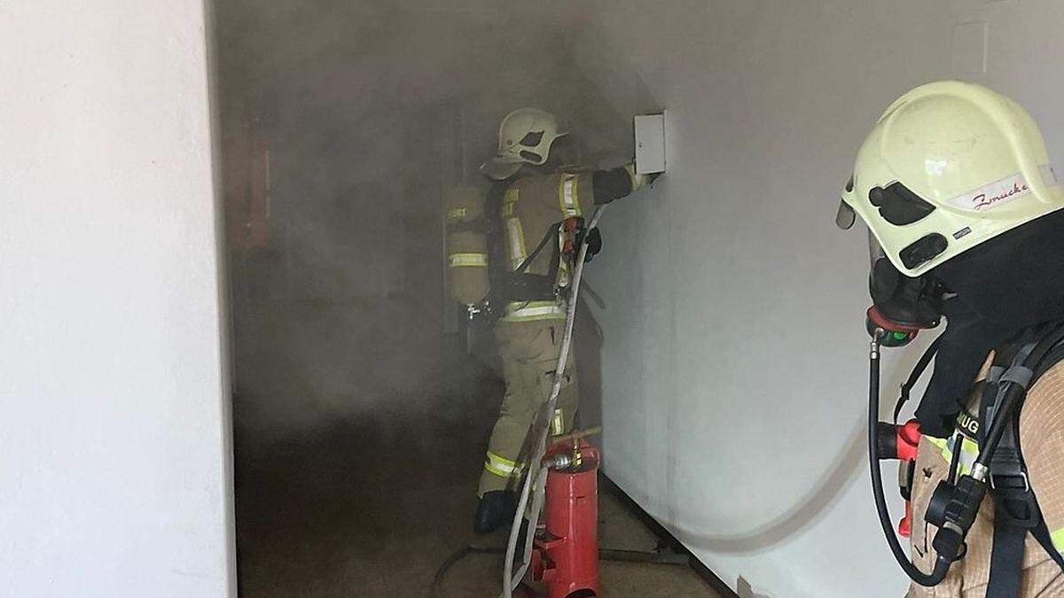 15 Männer standen bei dem Brand in einem Klagenfurter Hochhaus im Einsatz