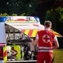 Ein Sanitäter steht vor einem Rettungswagen | Die Rettung brachte den 16-Jährigen ins Klinikum