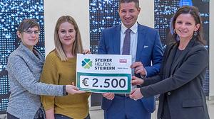 Bildtext: Hannes Eichinger und Andrea Freitag von Rabel & Partner (3./4. v. l., re.) überreichten 2500 Euro an das „Steirer helfen Steirern“- Team mit Anneliese Kainer und Carina Tacer