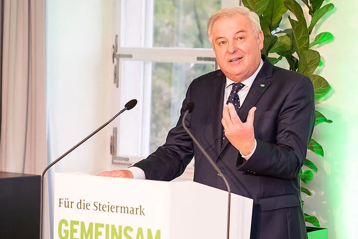 "Wir haben nichts davon, wenn wir als ÖVP die Regierungsverhandlungen haushoch gewinnen und uns dann anschließend der Partner um die Ohren fliegt." Der steirische Landeshauptmann Hermann Schützenhöfer warnt davor, die Grünen zu überfordern.