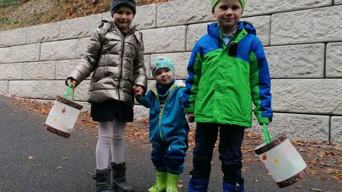 Carina Posch aus Heimschuh schrieb: "Unser Kindergarten hat ein entzückendes Martinsfest im Kindergarten (heuer intern und vormittags) im kleinen Kreis veranstaltet. Es gab gebackene Martinigänse, ein Martinsspiel, Lieder, Geschichten und auch einen Laternenumzug zur Kirche. Die Kinder waren begeistert und freuen sich, dass sie trotz der Coronasituation kleine Feste im Jahreskreis feiern können. Die schönen Laternen werden heute Abend auch daheim noch den nebeligen Novemberabend erleuchten. Herzliches Danke für das Engangement des Kindergartenteams!" Am Foto: Jonathan und Theres Posch mit dem kleinen Bruder Johannes