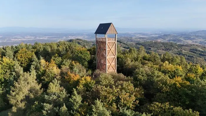 Die Demmerkogelwarte eröffnet auf 671 Metern Höhe einen weiten Blick über das Sausal und die südsteirische Hügellandschaft