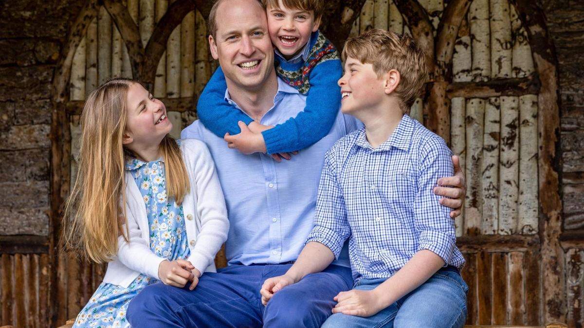 Entspannt lächelnd und farblich sehr gut aufeinander abgestimmt: William und seine drei Kinder Charlotte, Louis und George (v. l.)