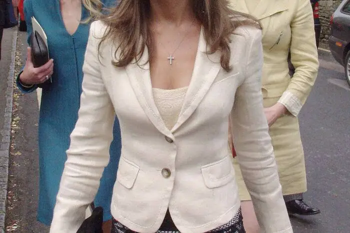 Kate zog es nach ihrem Schulabschluss ins Ausland. Sie weilte mehrere Monate in Florenz und lernte Italienisch, danach war sie einige Monate in Chile und arbeitete auf einem Boot auf dem Solent.