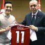 Özil und Erdogan am umstrittenen Foto