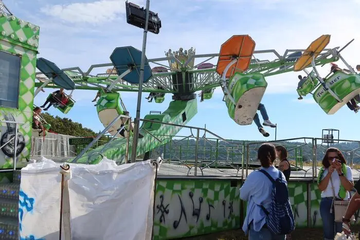 Viel Betrieb herrschte auch im Vergnügungspark, wo mit den schwungvollen Geräten hoch in den Himmel abgehoben werden konnten.