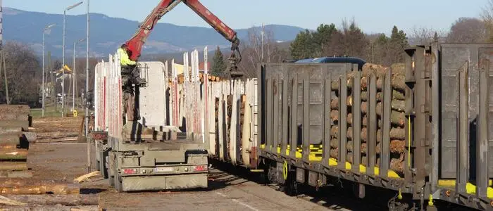 Betroffene Unternehmen können ihre Güter vorerst weiterhin auf die Schiene verladen (Sujet)