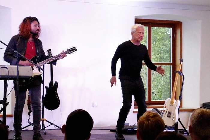 Begrüßt wurde der Entertainer von Bürgermeister Franz Jost, Veranstalter Markus Jahn sowie den beiden "Schlossherren" Silvia und Clemens Sadnik.
