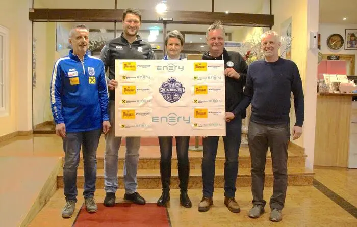 v.l.n.r.: Die Vereinsobmänner Andreas Mayerhofer (Schöder), Stefan Zirker (Frojach), Clara Gugg (Murau), Josef Pirker (Krakaudorf) und Martin Umundum (Stadl) haben kürzlich die Kooperation für die Spielgemeinschaft „Bezirk Murau West“ besiegelt