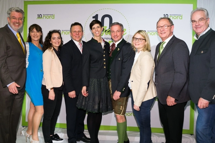 Christian Scherer (GF Österreichische Krebshilfe Steiermark), Sylvia Baumhackl (Organisatorin 10 Jahre Shopping Nord), Andrea Hriberschek (BV Stellvertreterin), Michael Ehmann (SPÖ-Vorsitzender und GR), Centerleiterin Heike Heinisser, Christian Kovac (Eigentümervertreter), NRabg. Martina Kaufmann, Detlev Eisel-Eiselsberg (LGF ÖVP Steiermark), Bernhard Baier (Bezirksparteiobmann ÖVP Gösting)