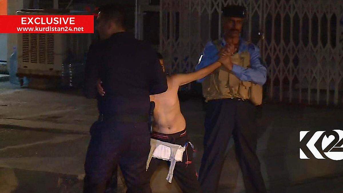 Bilder des kurdischen TV-Kanals Rudaw zeigen, wie Polizisten einen Jugendlichen vom Sprengstoffgürtel befreien