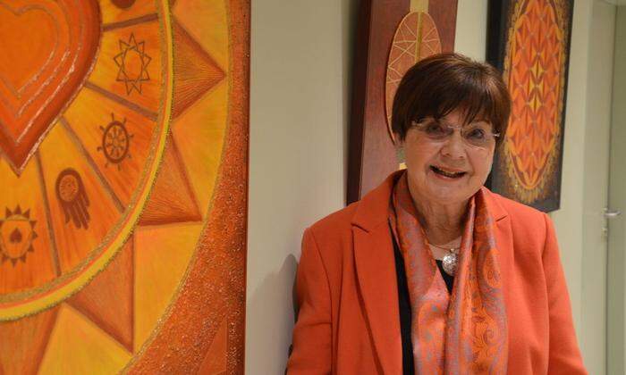 Maria Schrettl malt gerne in ihrer Lieblingsfarbe: orange.