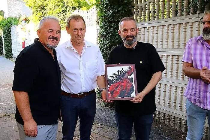 Rund 40 Gäste waren es, welche mit einem Bus angereist kamen, darunter Vertreter der Kultur- und Kunstgesellschaft „Zahir Pajaziti“ sowie Filmschaffende und zahlreiche Jugendliche, die am Sonntag in Graz beim Albanischen Kulturtag ihren Auftritt hatten.