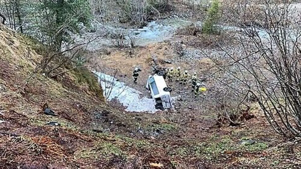 Der Wagen kam am Ufer des Kremsbaches zum Stillstand 