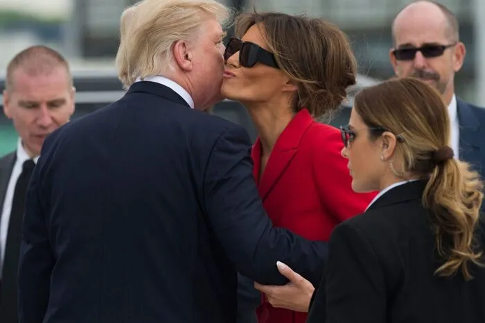 Macron und seine Ehefrau begrüßten das Ehepaar Trump am Nachmittag offiziell im Invalidendom in Paris, Macron führte die Gäste aus Washington anschließend zum Grabmal des Kaisers Napoleon.