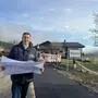 Christoph Staudacher mit einem Bauplan in der Hand vor einem neuen asphaltierten Straßenabschnitt in Molzbichl | Stadtrat Christoph Staudacher macht sich in Molzbichl vor Ort ein Bild vom Baufortschritt