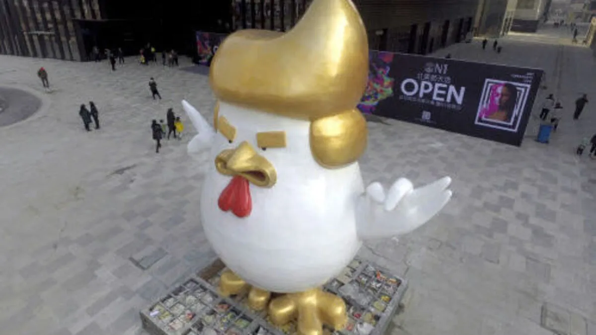 Die riesige Hahnskulptur vor dem Einkaufszentrum Taobao