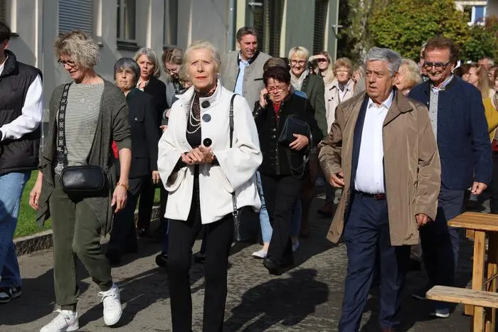 „Der Ausbau wurde auf Nachhaltigkeit mit offenen Glasflächen, neuem Holzbau, Lernzonen und Bodenheizung als Wohlfühlschule angelegt. Aus einer Schule aus den 1960er-Jahren wurde ein moderner Lern- und Lebensraum. Jetzt besuchen die Schule 170 Schüler und Schülerinnen“, sagte Bgm David Tischler.
