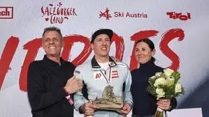 Raphael Haaser mit seinen Eltern bei der Medaillenfeier im „House of Snow“ 