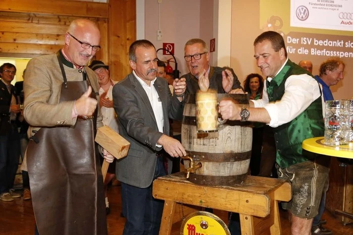 Nach nur drei kräftigen Hammerschlägen sprang das Böcklein aus seinem hölzernen Gefängnis.