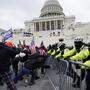 Anhänger des damaligen US-Präsidenten Donald Trump hatten an diesem Tag mit Gewalt den Parlamentssitz in der Hauptstadt Washington gestürmt. 