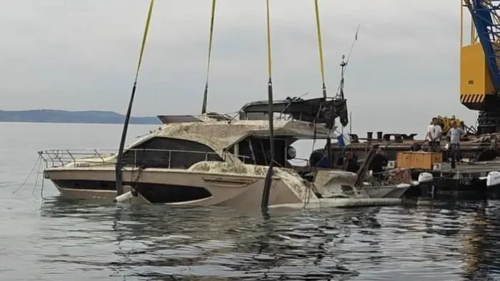 Die Hebung der Yacht war ein schwieriges Unterfangen