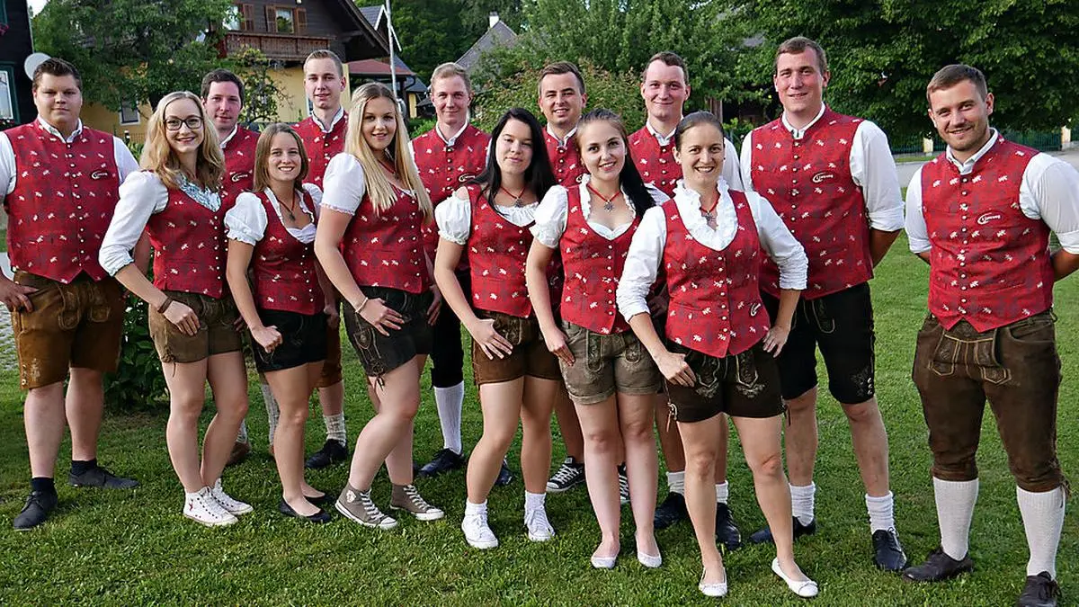 Das neue rote Gilet, das die Landjugend Pisweg heuer angeschafft hat