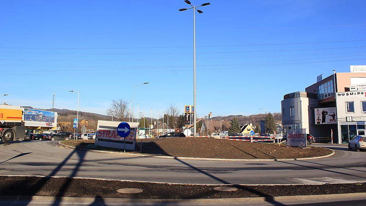 Der Kreisverkehr ist bereits fertig, auf der Packer Straße nach Voitsberg wird noch asphaltiert