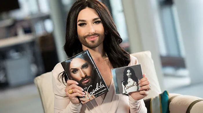 Auf die Autobiografie folgt am 15. Mai das Debütalbum bei Sony