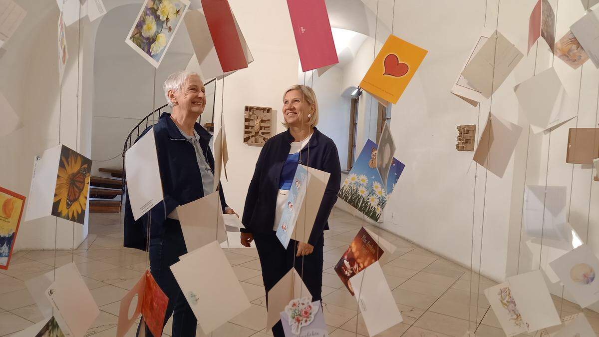 Waltraud Gschiel (links) mit Kunsthaus-Leiterin Ursula Horvath